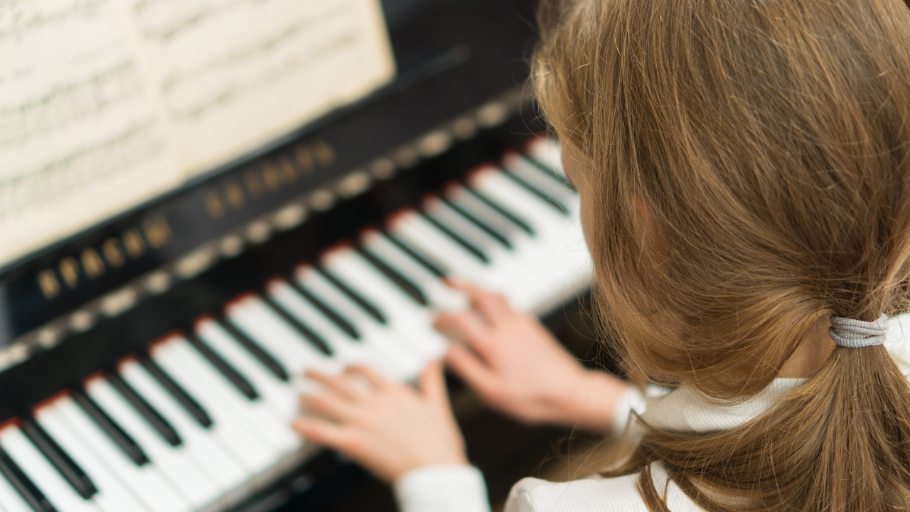 Domine as Tríades no Teclado: Como Formar Acordes Maiores, Menores, Diminutos e Aumentados (Resumo Aula 1)