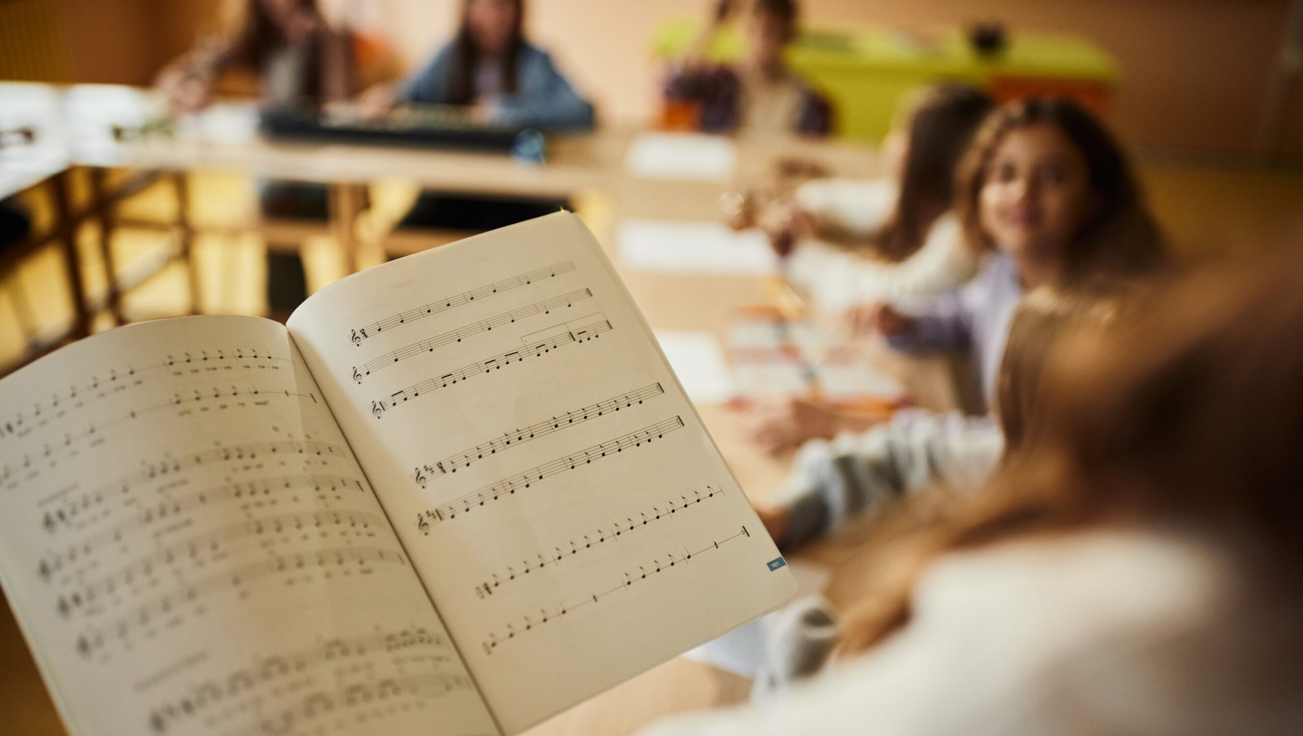 Latin GRAMMY premia educadores que celebram a música latina nas escolas