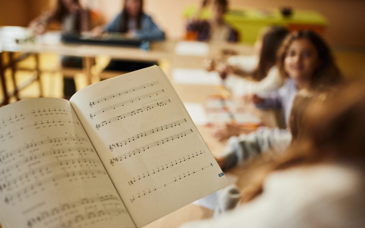 Latin GRAMMY premia educadores que celebram a música latina nas escolas