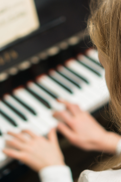 Domine as Tríades no Teclado: Como Formar Acordes Maiores, Menores, Diminutos e Aumentados (Resumo Aula 1)