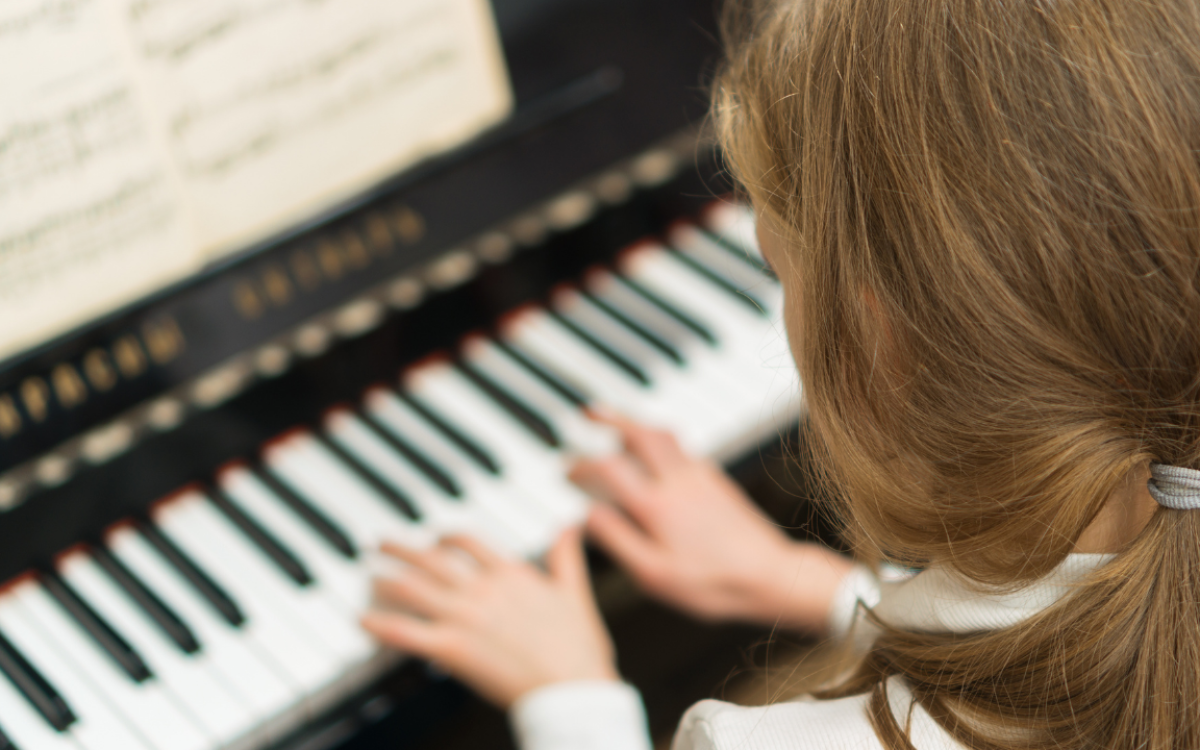 Domine as Tríades no Teclado: Como Formar Acordes Maiores, Menores, Diminutos e Aumentados (Resumo Aula 1)